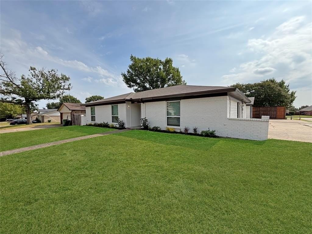 6250 Shirley Dr - Photo 2 of 39