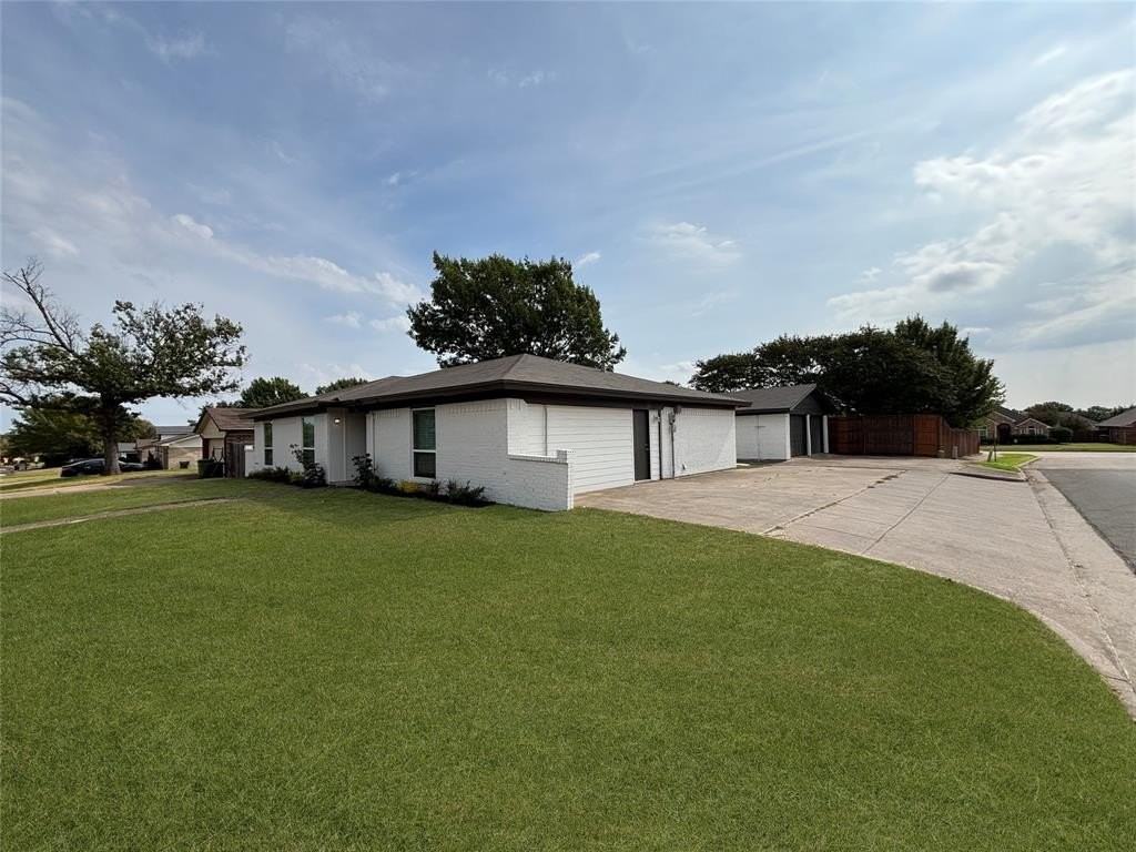 6250 Shirley Dr - Photo 3 of 39