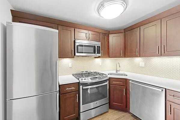 E 91st St #1105 - Photo 3 of 11