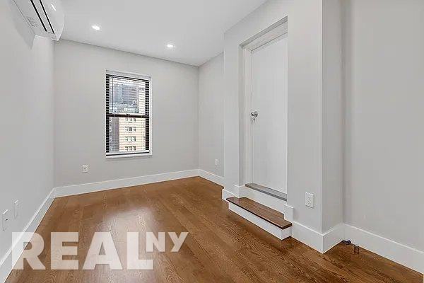 East 26th Street #8B - Photo 4 of 5