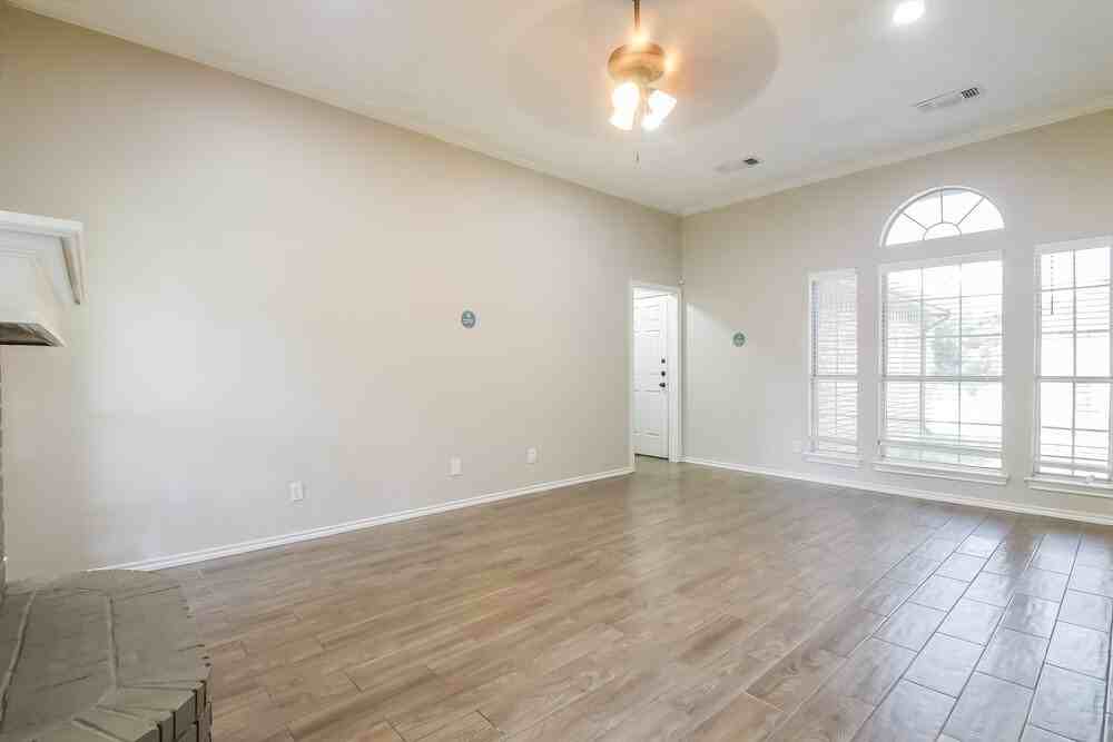 512 Arbor Ln - Photo 4 of 16