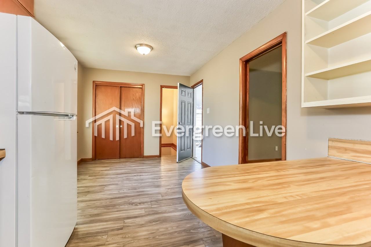 805 W 58th St - Photo 5 of 18