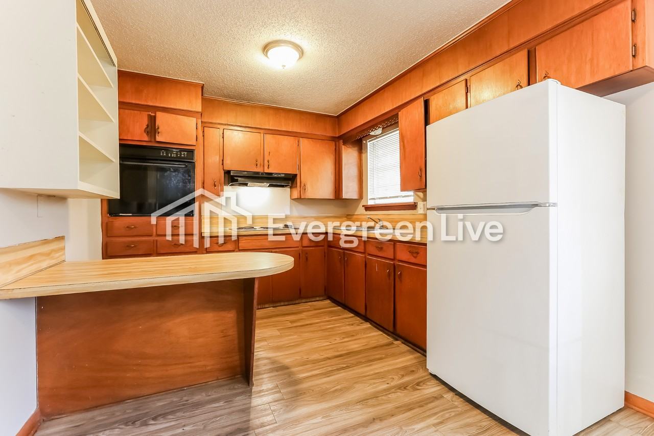 805 W 58th St - Photo 6 of 18