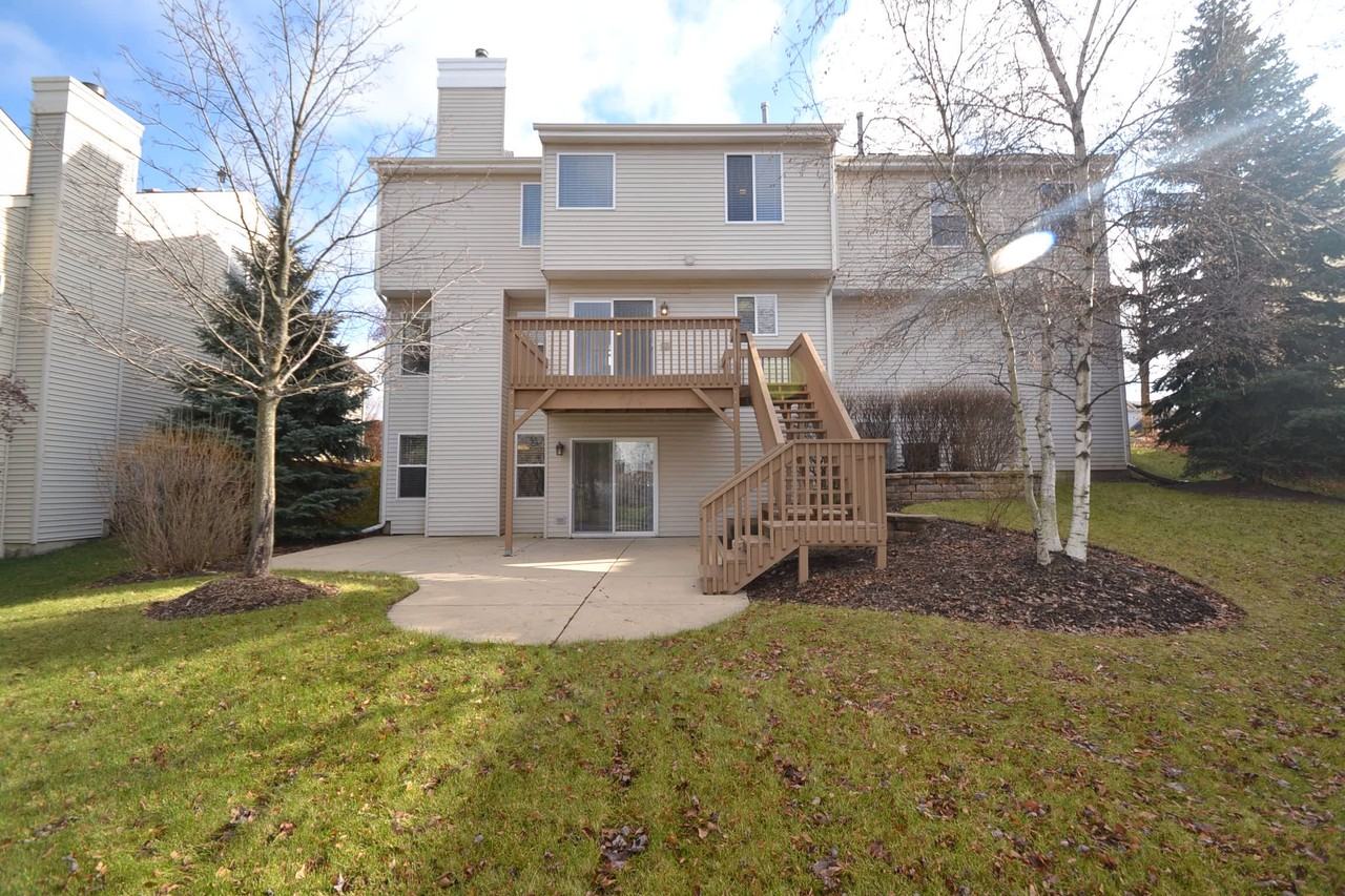 560 Huntington Cir - Photo 2 of 7