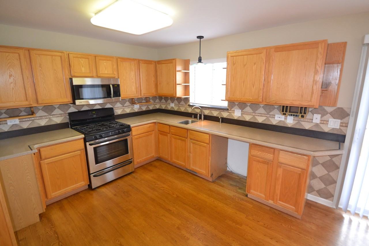 560 Huntington Cir - Photo 3 of 7