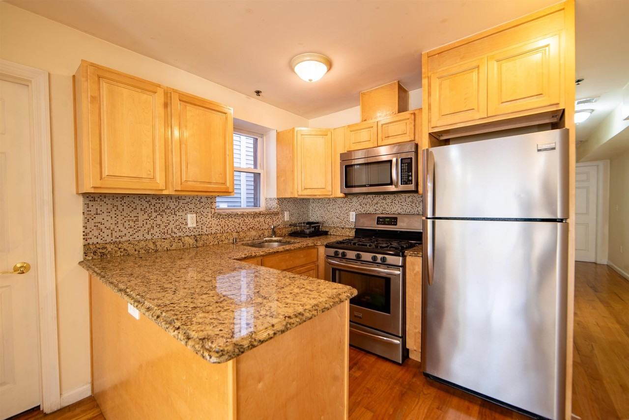 540 29th St #2ndFL - Photo 5 of 12