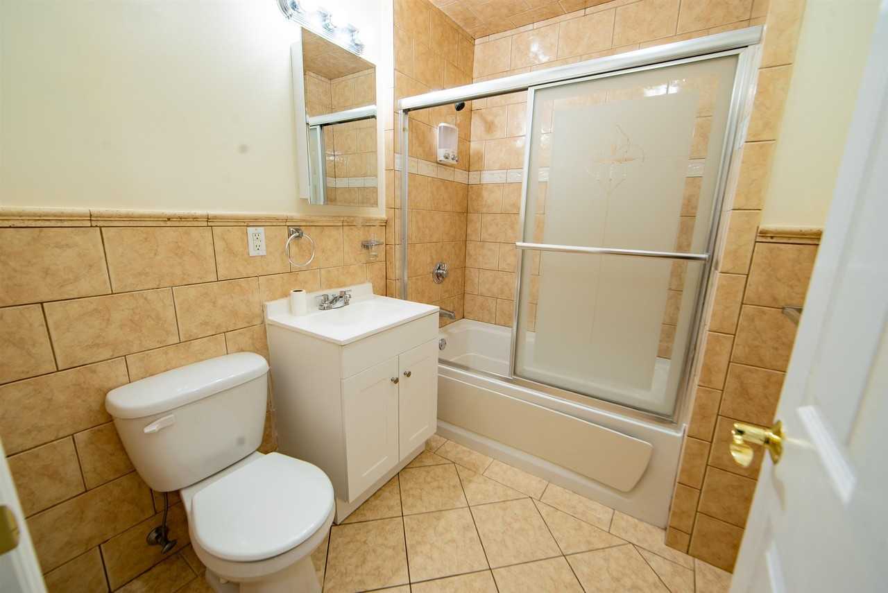 540 29th St #2ndFL - Photo 7 of 12