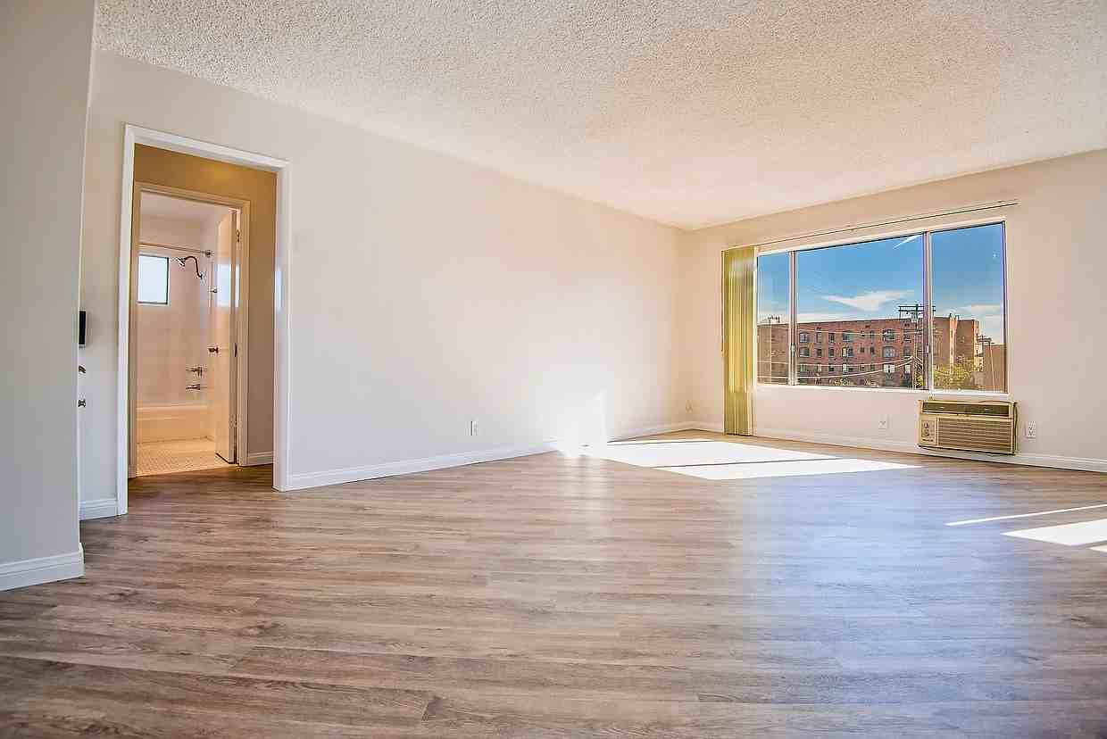 1836 New Hampshire - Photo 2 of 14