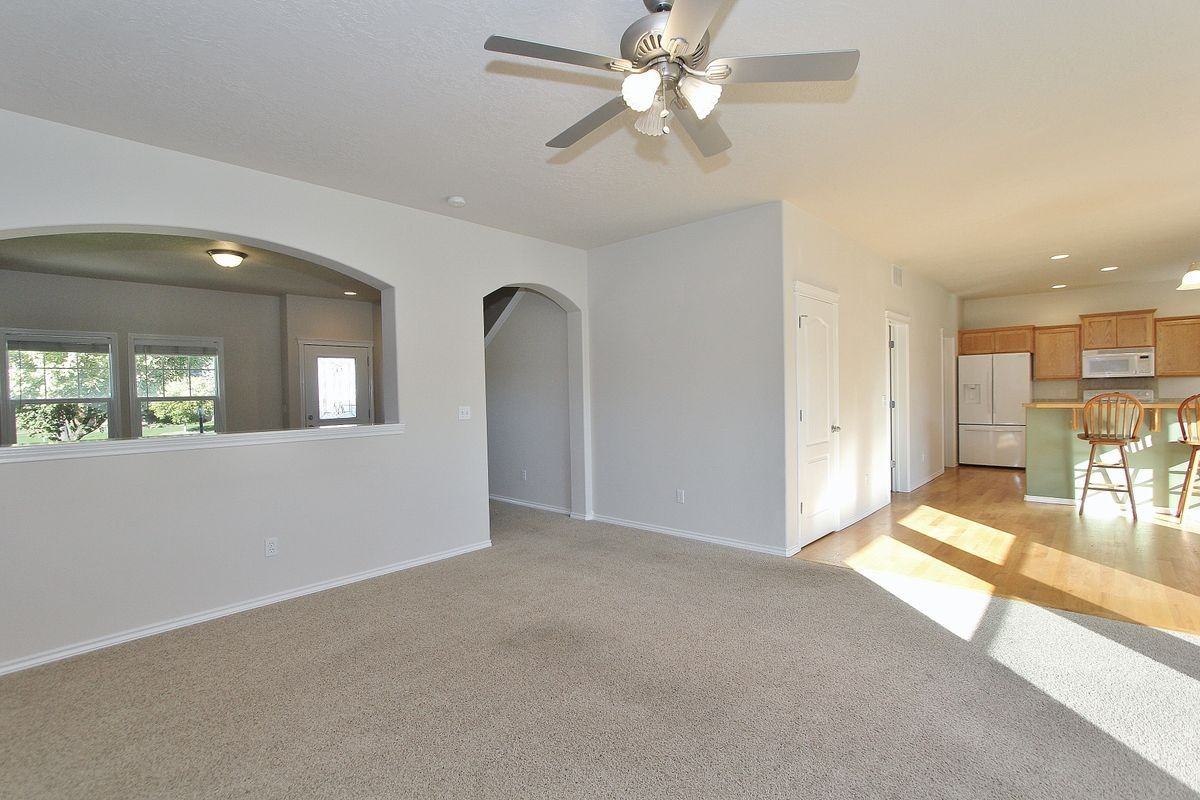 667 West Crescent Street - Photo 7 of 27