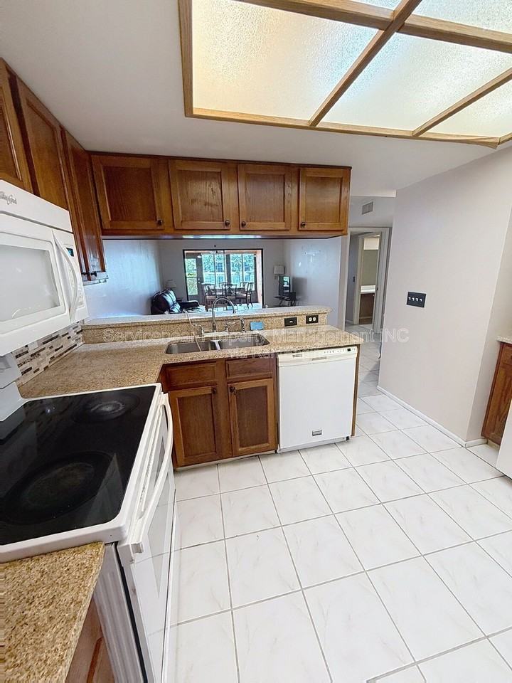 217 Woodlake Wynde - Photo 3 of 21