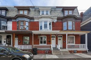 featured image of 2145 Penn St #1