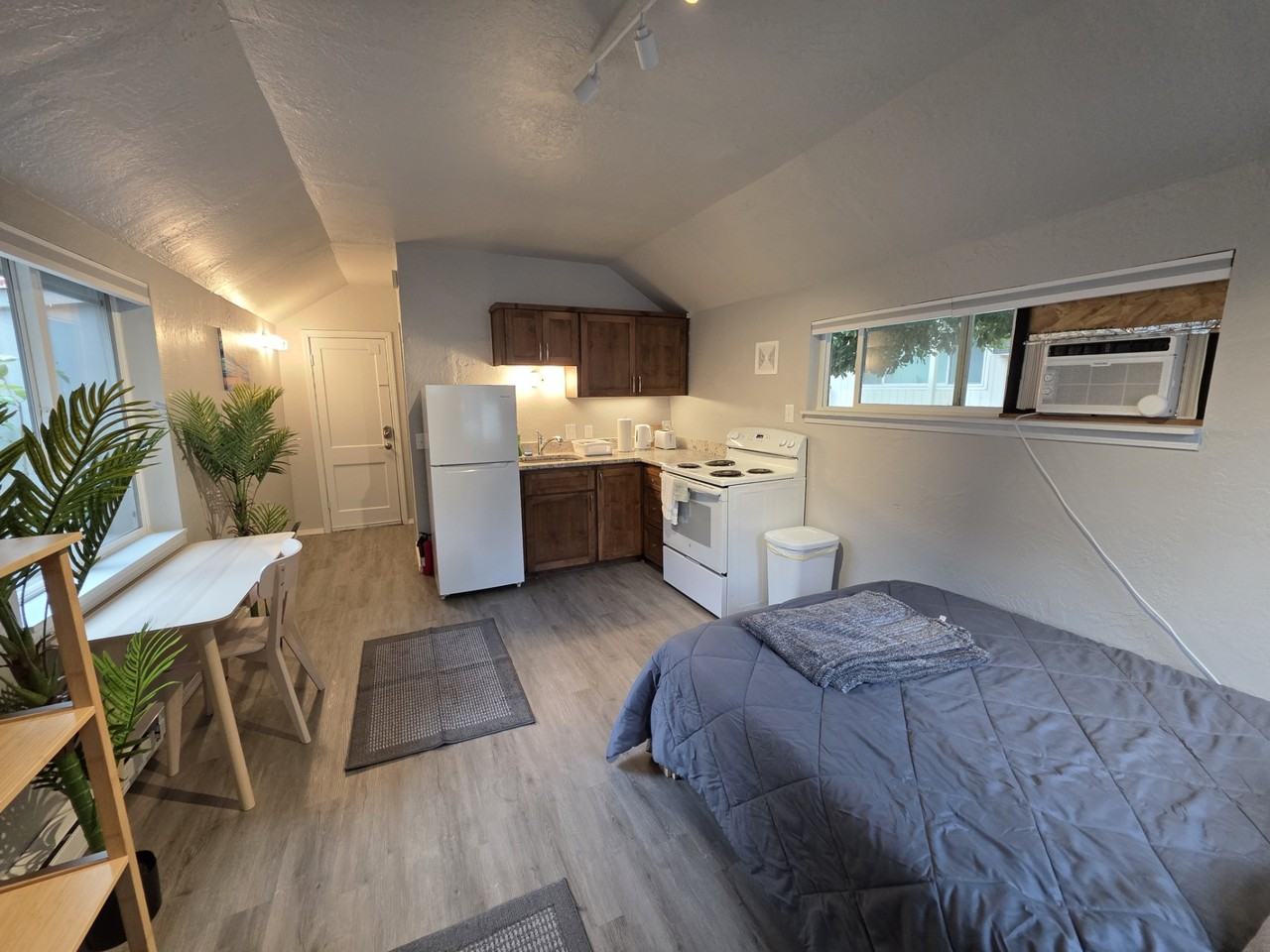 312 Howard St #B - Photo 3 of 15