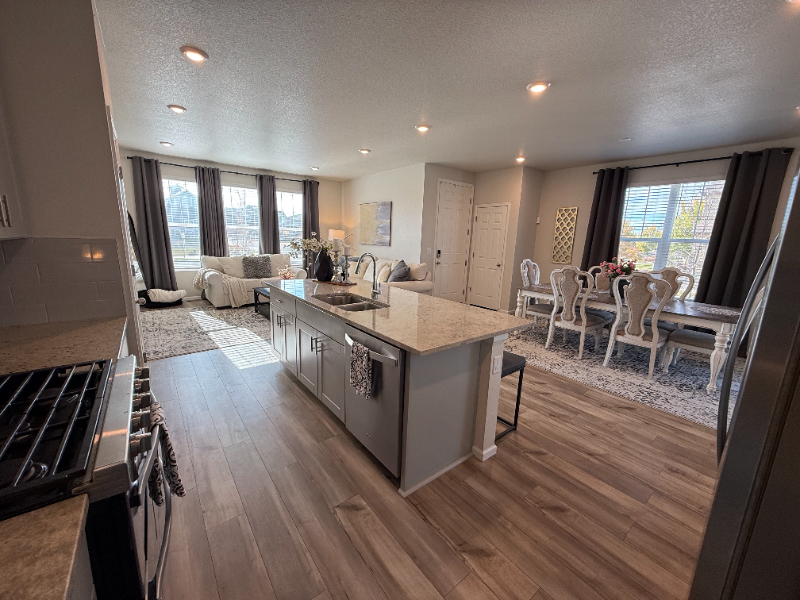 900 Tarragon Rd - Photo 4 of 27