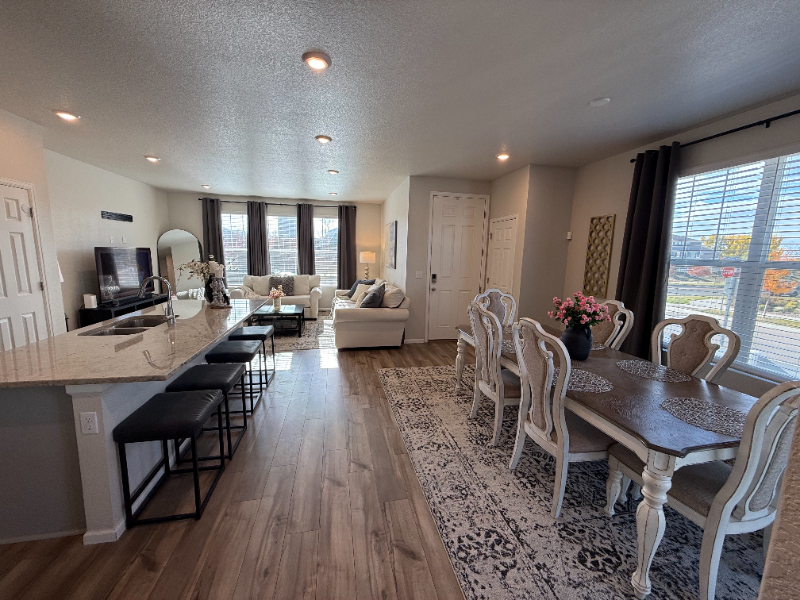 900 Tarragon Rd - Photo 5 of 27