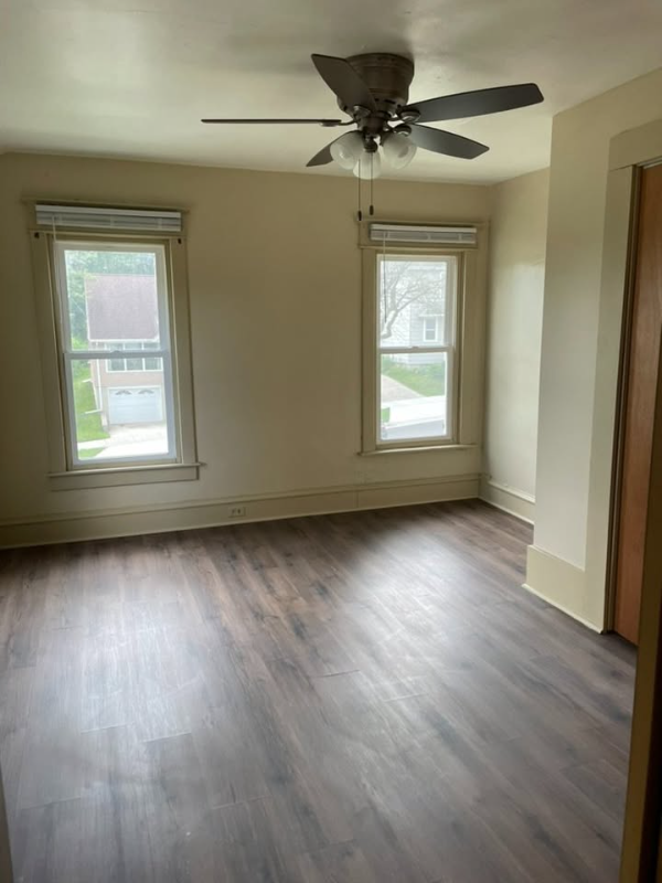 914A Broadway Ave - Photo 2 of 8