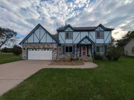 featured image of 907 W 2nd St