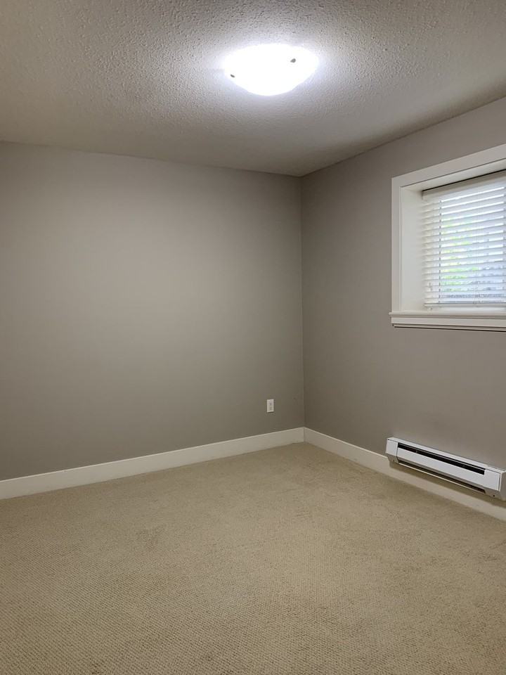 2882 160 St - Photo 2 of 15