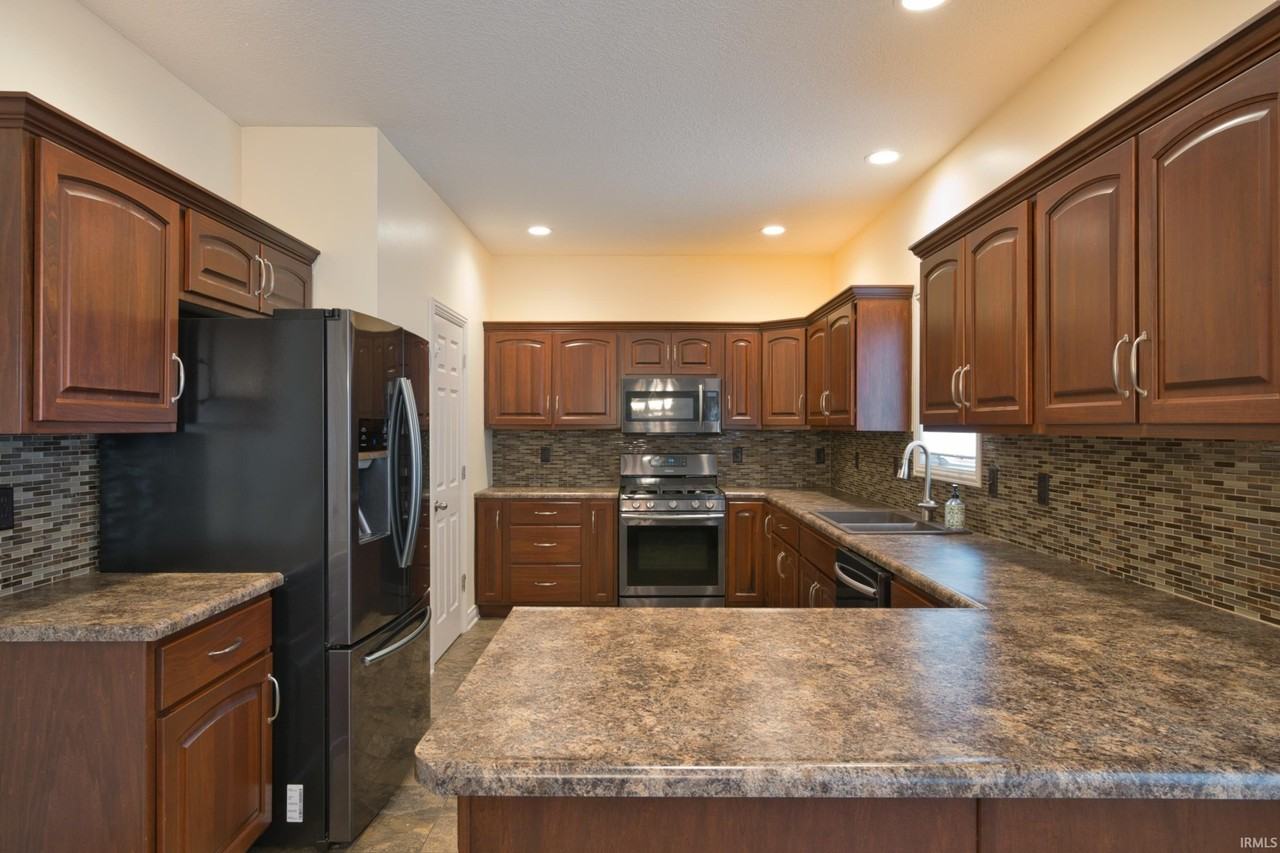 625 Perolla Dr - Photo 6 of 33