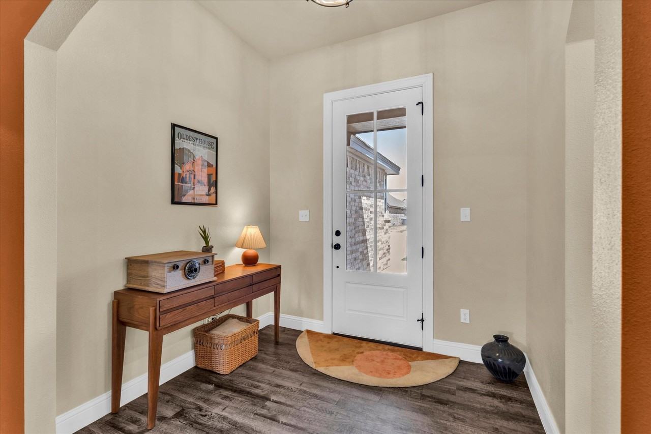 6803 52nd St - Photo 7 of 34