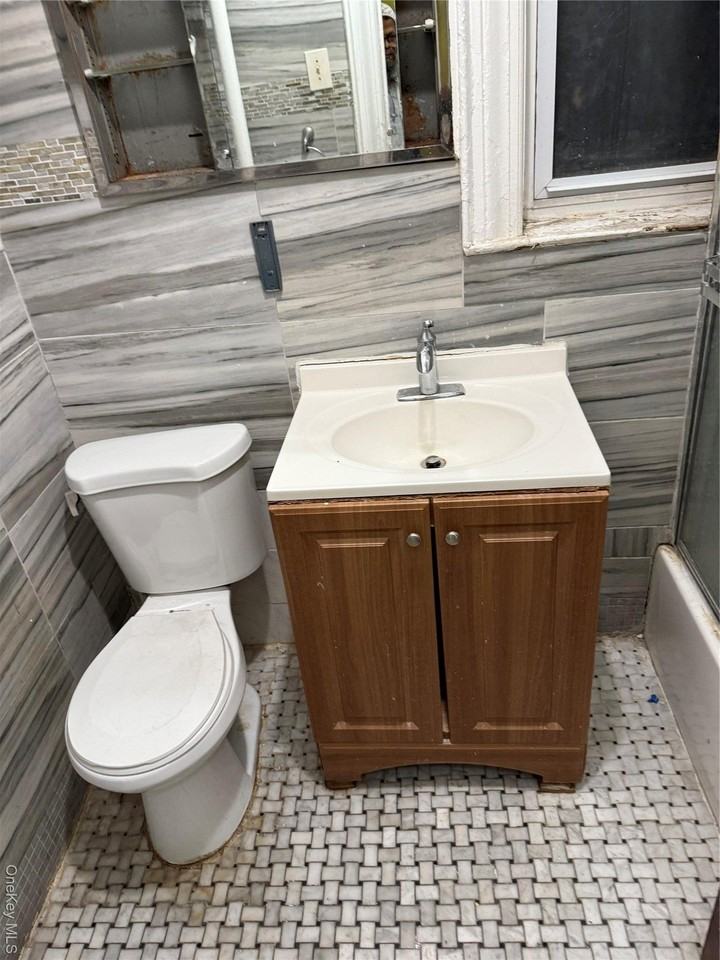 1632 Saint Peters Ave - Photo 5 of 7