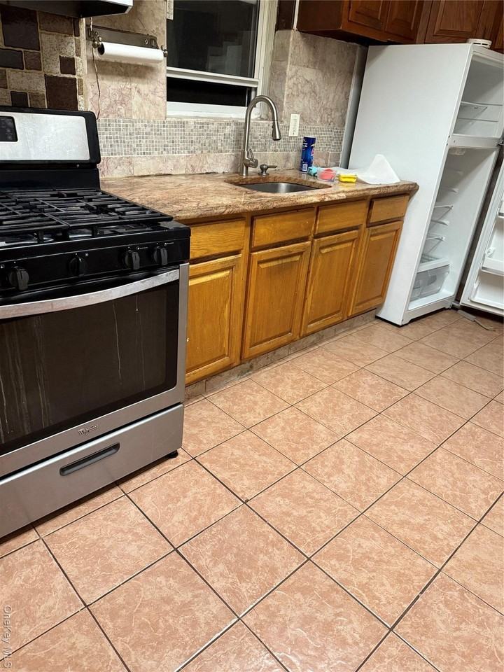 1632 Saint Peters Ave - Photo 6 of 7