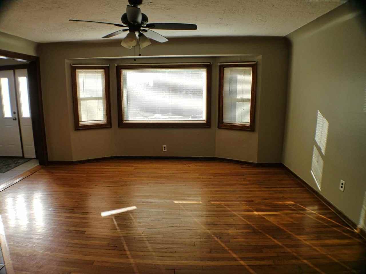 9837 Minnick Avenue - Photo 4 of 17