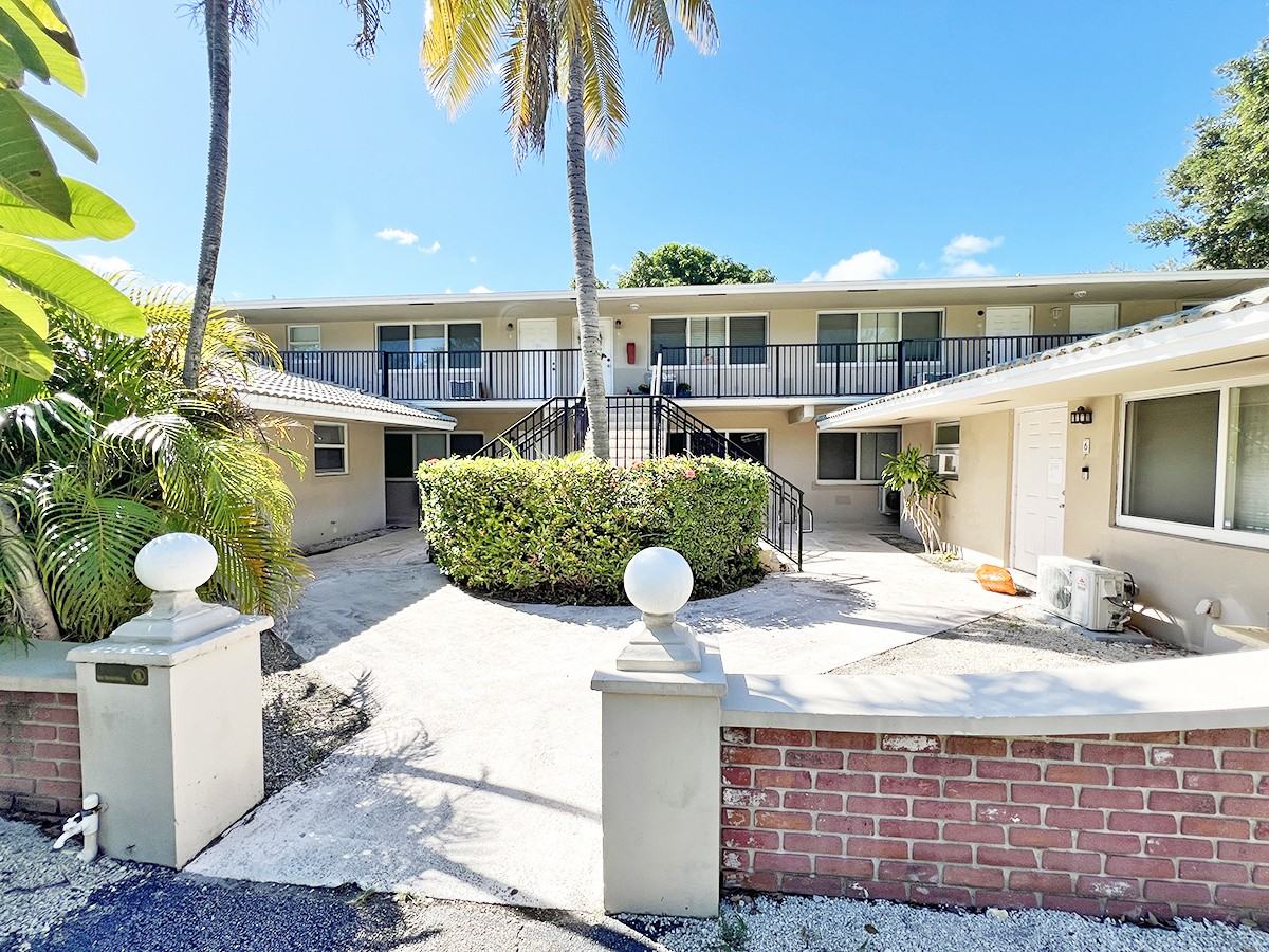 909 Southeast 14th Court - Photo 2 of 9