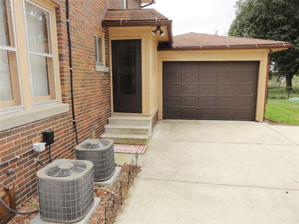 352 E Washington St - Photo 3 of 25