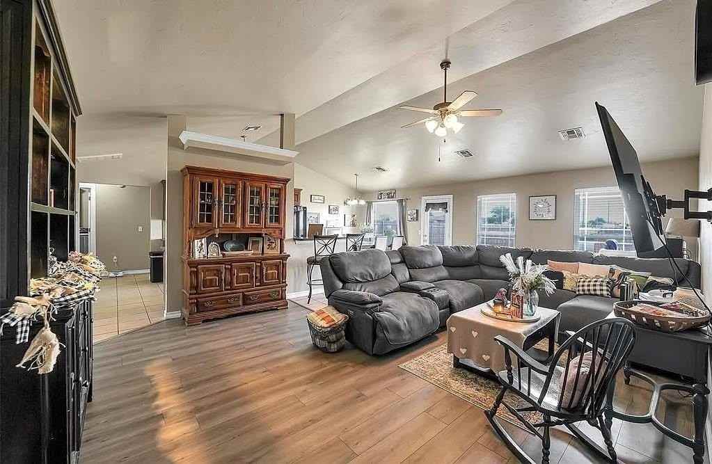 1500 Sommerset Pl - Photo 2 of 11