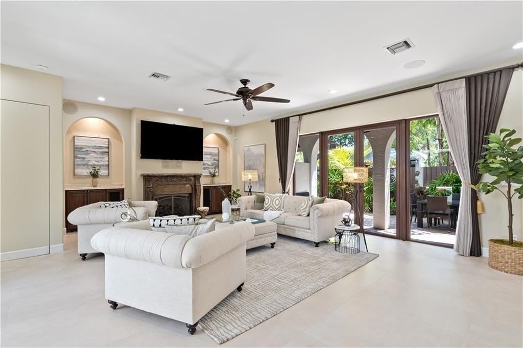 1312 Se 2nd Ct - Photo 4 of 33