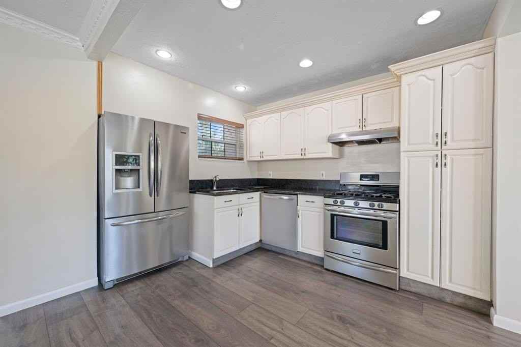 1535 Plunkett Street - Photo 4 of 33