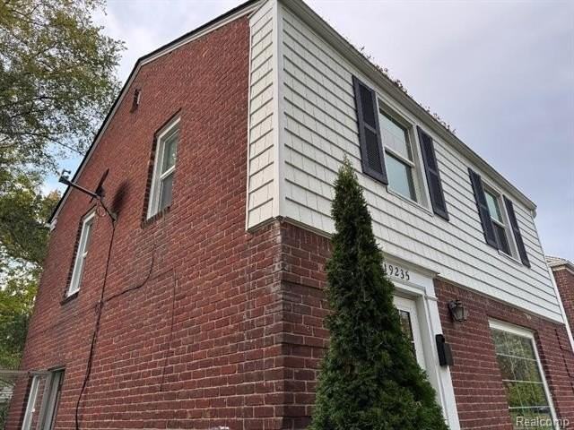 19235 Raymond St - Photo 2 of 12