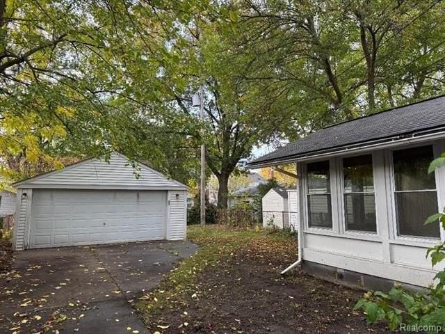 19235 Raymond St - Photo 3 of 12