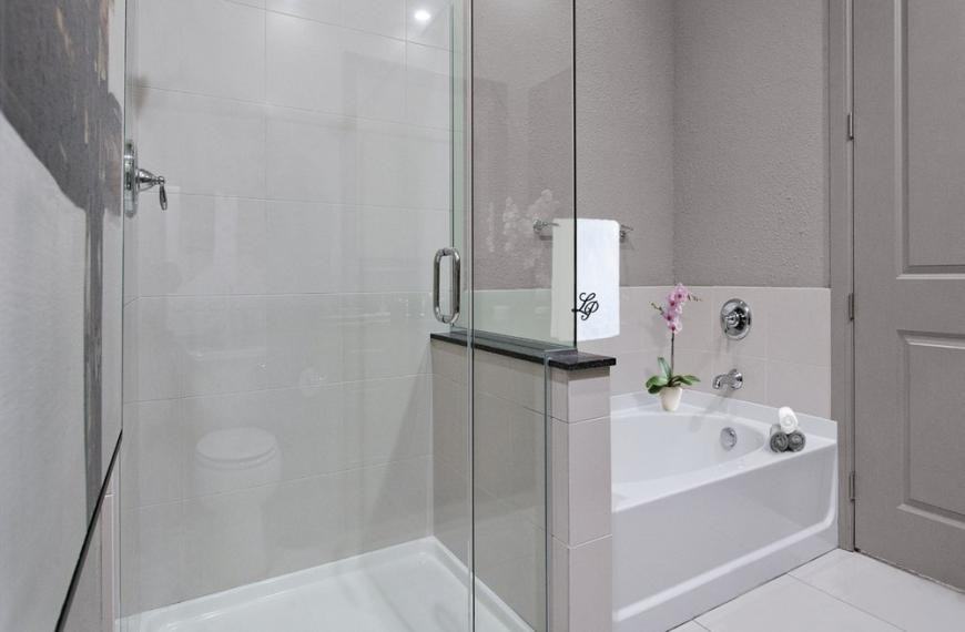 1915 West Gray Street - Photo 3 of 8