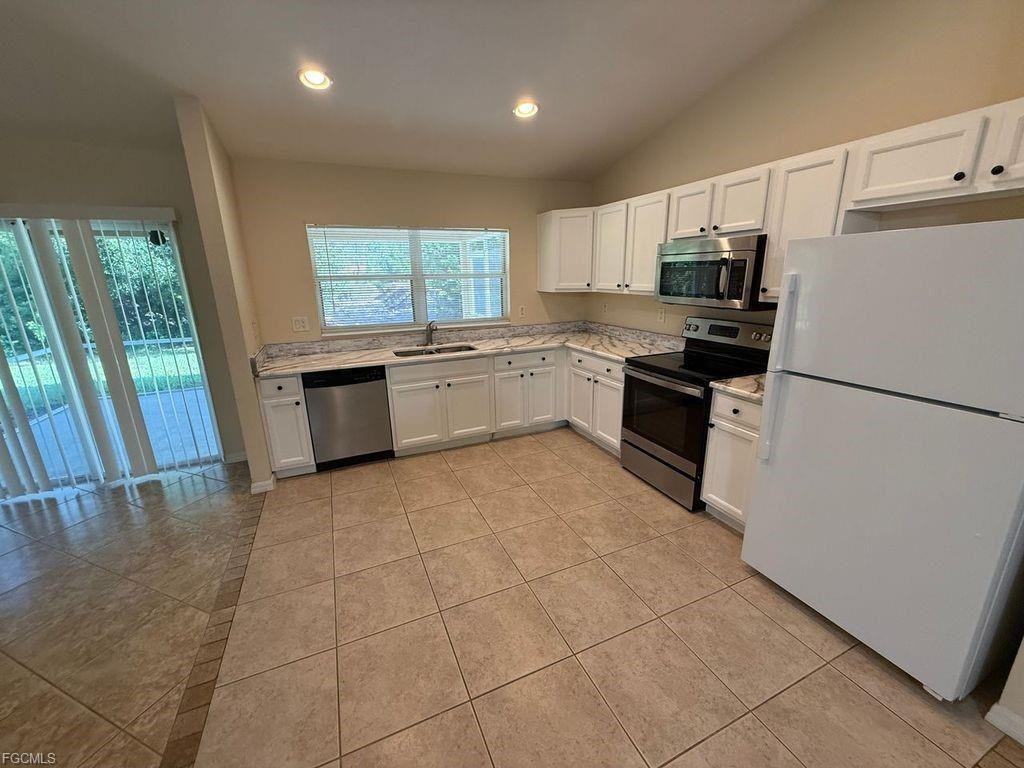 919 Berg St E - Photo 3 of 8