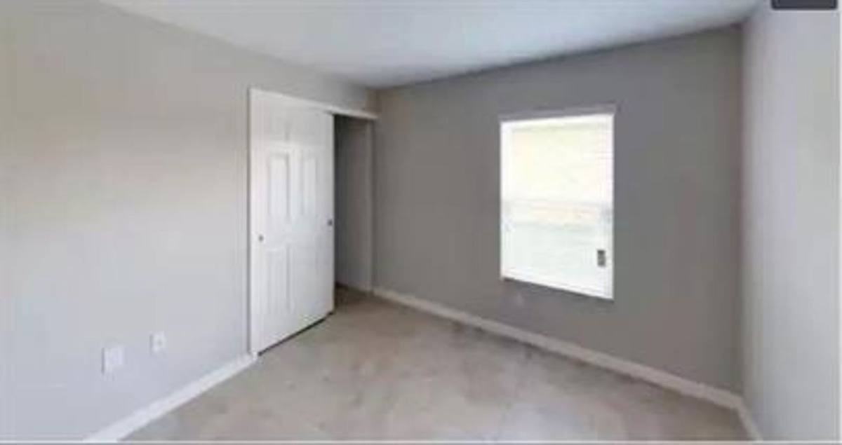 4605 Southwest 9th Avenue - Photo 3 of 10