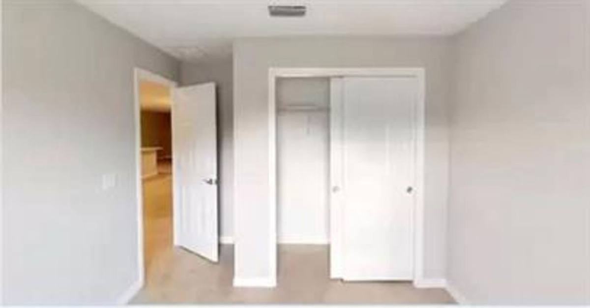 4605 Southwest 9th Avenue - Photo 6 of 10