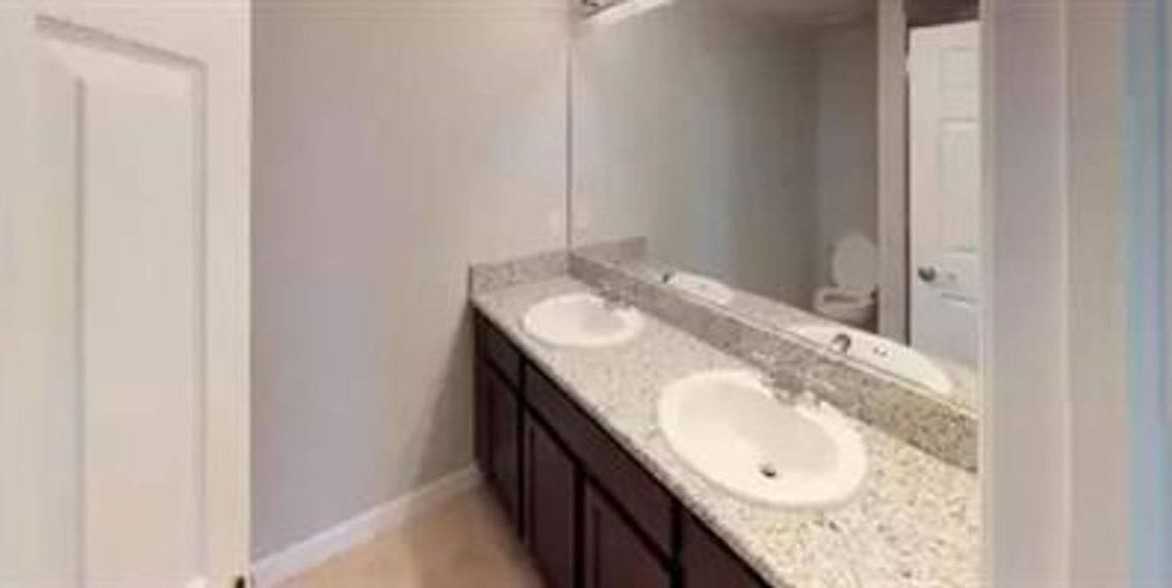 4605 Southwest 9th Avenue - Photo 7 of 10