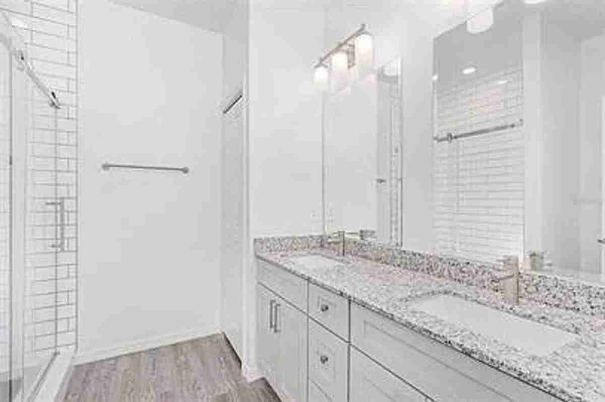 617 Se 9th St - Photo 3 of 10