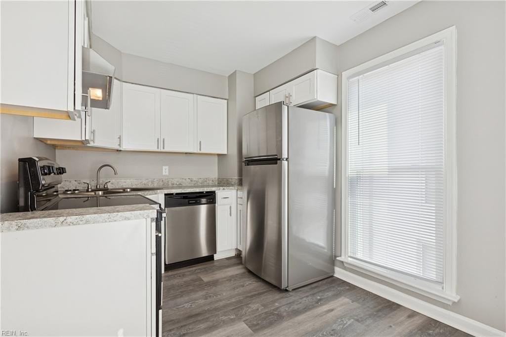 1009 Green St - Photo 6 of 16