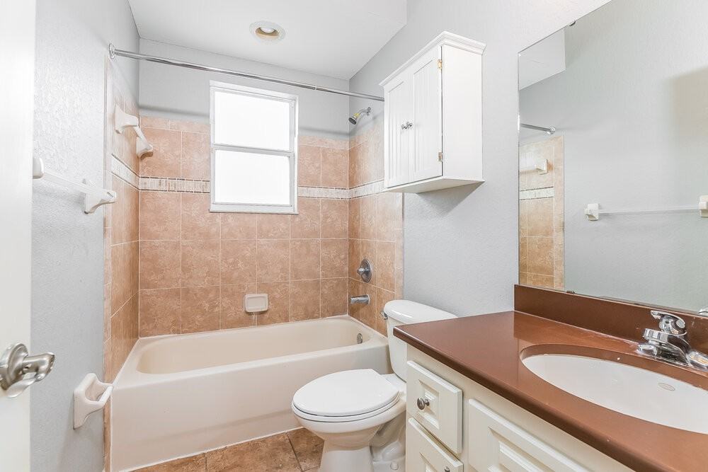 7012 Brenton Manor Ln - Photo 3 of 15