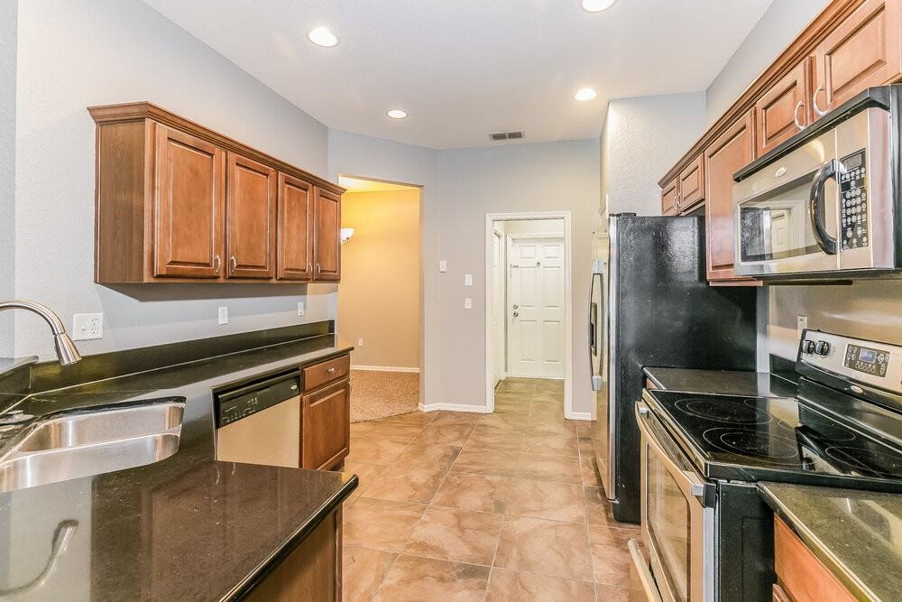 7012 Brenton Manor Ln - Photo 7 of 15