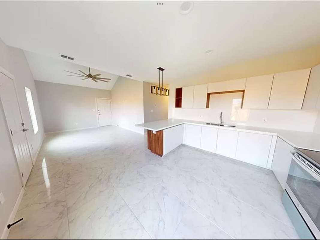 904 Hidden Hills St ##3 - Photo 3 of 9