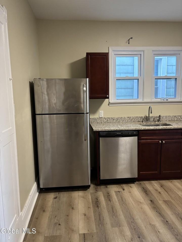 1620 6th Ave Apt 2 #2 - Photo 3 of 6