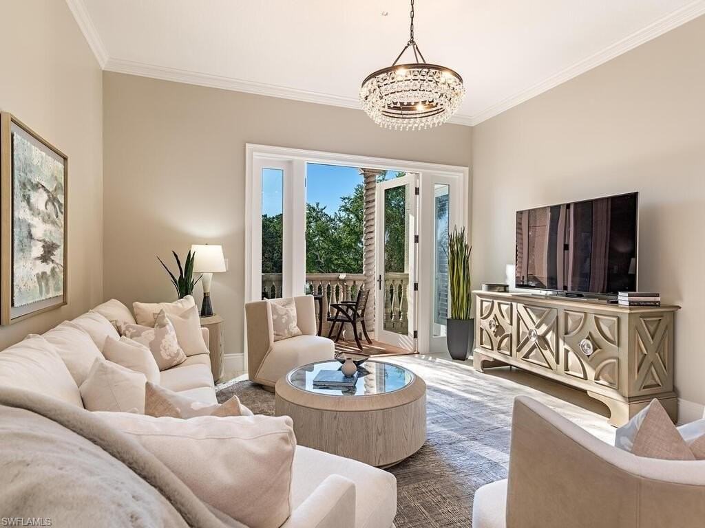 627 6th Ave S #B302 - Photo 5 of 14