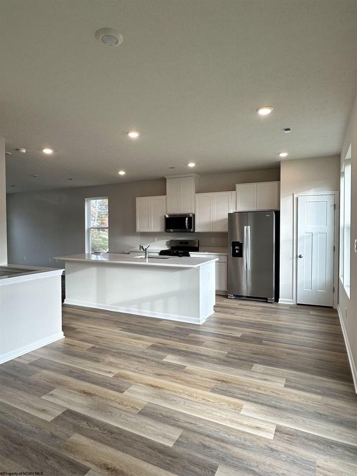 717 Hardman Dr - Photo 3 of 15