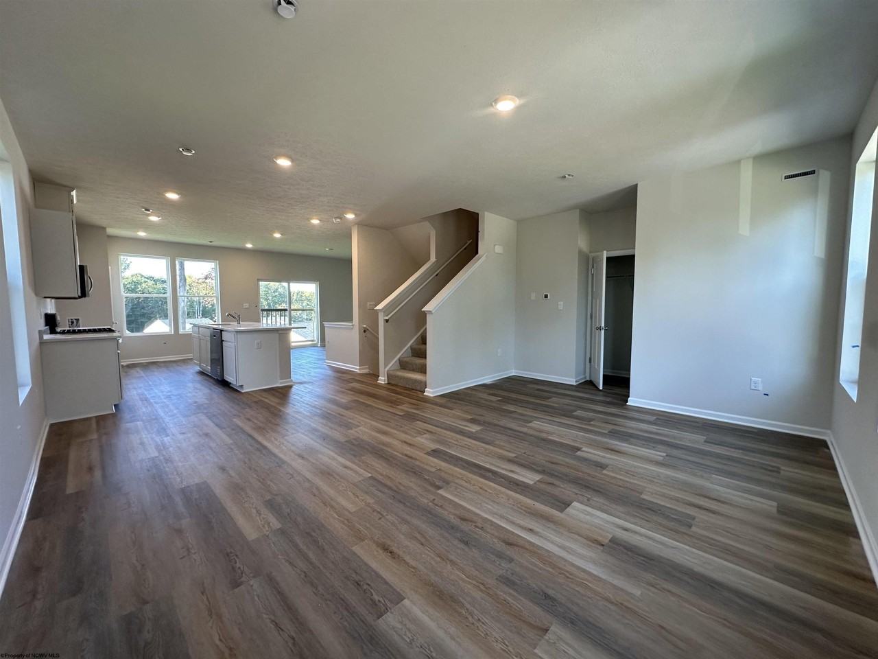 717 Hardman Dr - Photo 5 of 15