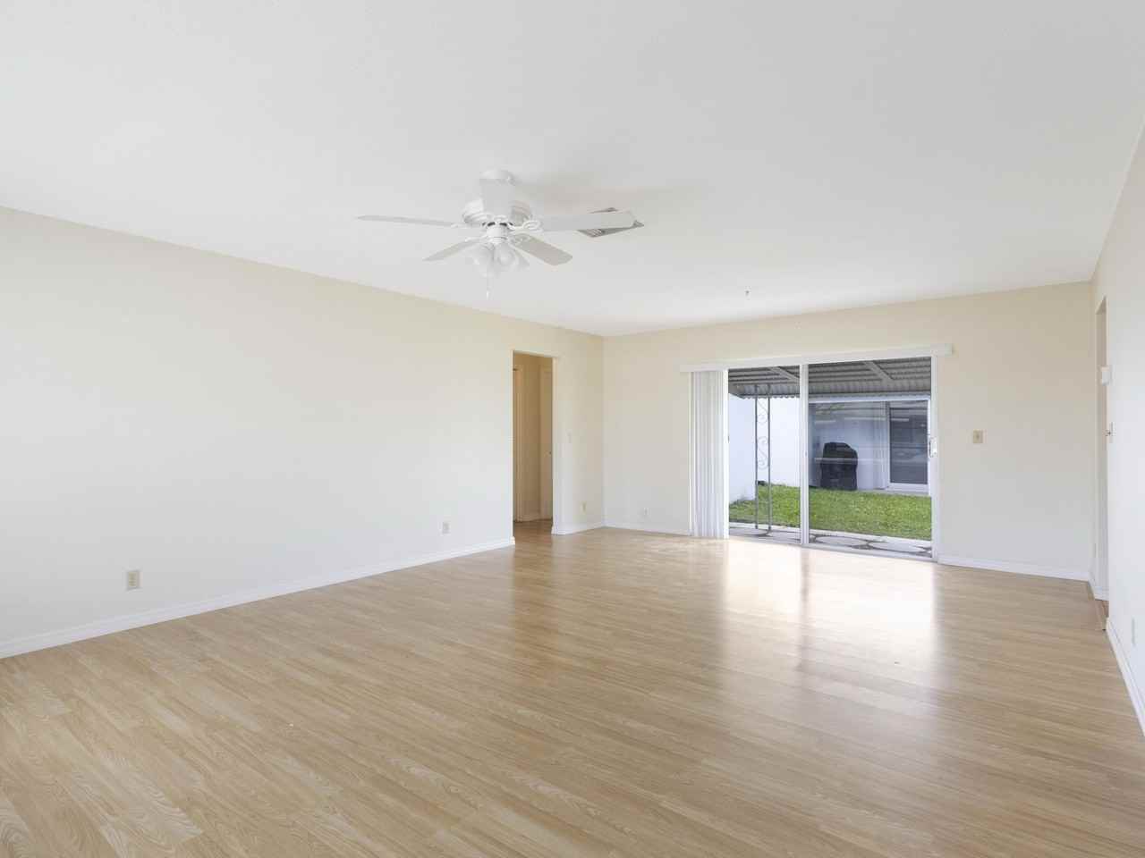 127 Leisureville Blvd - Photo 3 of 23