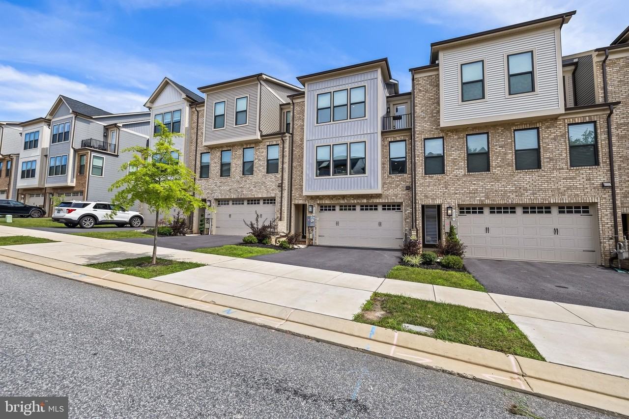 218 Hickory Hollow Court - Photo 2 of 50