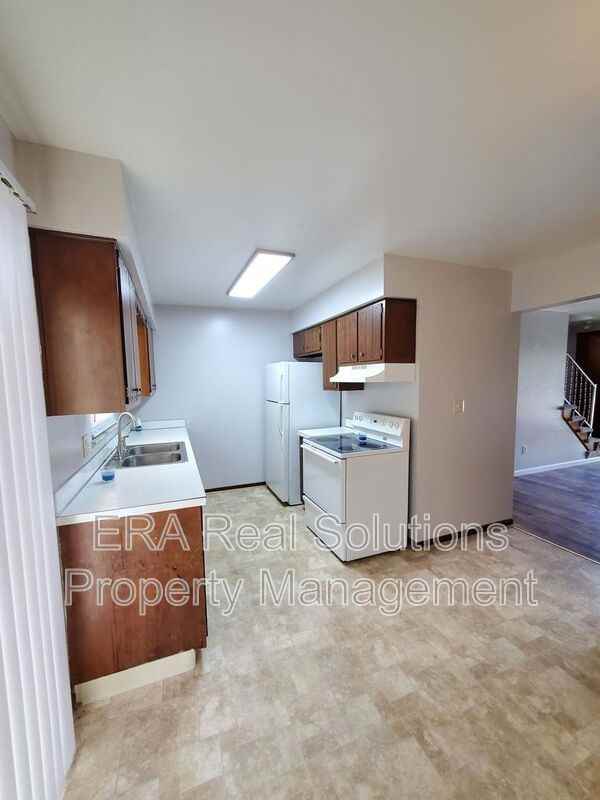 905 S Roys Ave - Photo 3 of 13